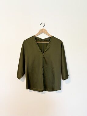 Banana Republic Olive Green V-Neck Blouse Top Size Small